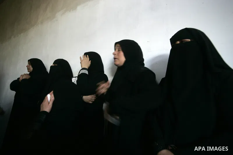 Relatives of Palestinian militant Mahmoud Al-Najar mourn during his funeral in Khan Younis in the southern Gaza Strip December 26, 2010. Israeli forces killed two Palestinian militants, one of them Al-Najar, in a fire fi...