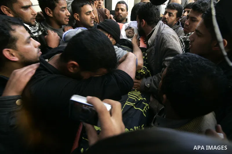 Relatives of Palestinian militant Mahmoud Al-Najar mourn during his funeral in Khan Younis in the southern Gaza Strip December 26, 2010. Israeli forces killed two Palestinian militants, one of them Al-Najar, in a fire fi...