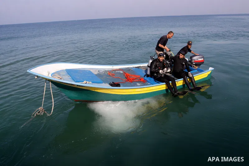 Members of Palestinian naval policemen preparing themselves to extract an ancient columns older than 1300 years belonging to palace from the Roman era in the port of Gaza City on Dec. 3,2010. Photo by Mohammed Asad