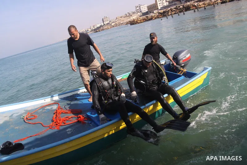 Members of Palestinian naval policemen preparing themselves to extract an ancient columns older than 1300 years belonging to palace from the Roman era in the port of Gaza City on Dec. 3,2010. Photo by Mohammed Asad