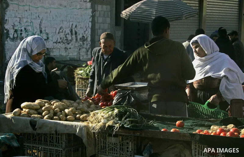 Palestinians shop at a market in southern Gaza town of Rafah on January 10, 2011. Photo by Abed Rahim Khatib