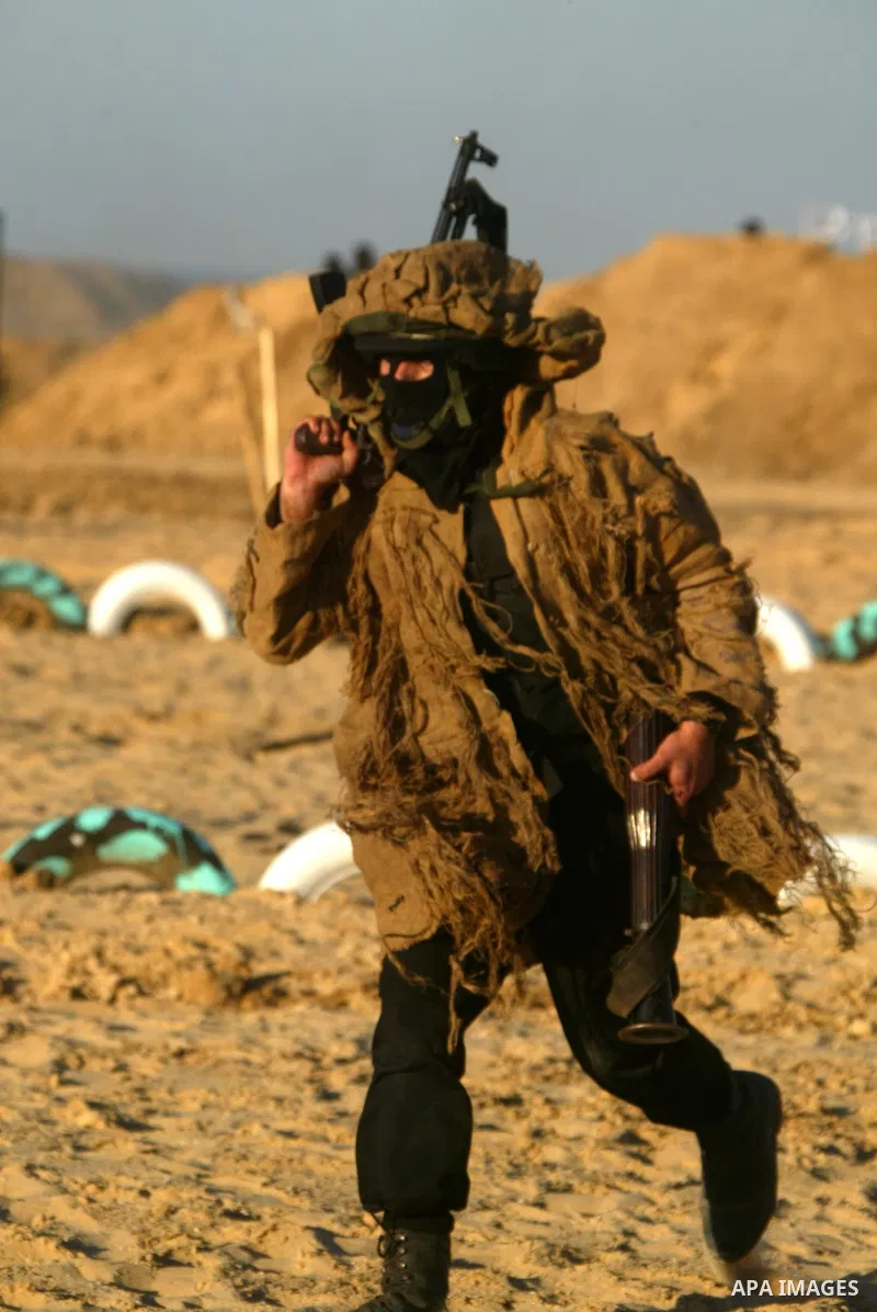 Palestinian fighters from the al-Ahrar Brigades (Freemen Brigade), an Islamist coalition of militants based in the Gaza Strip, show their skills during a training session in Khan Yunis in southern Gaza on January 13, 201...