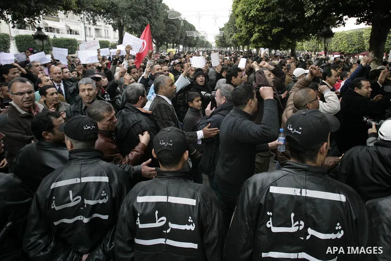 Tunisians take part in a protest in front of the headquarters of the Constitutional Democratic Rally (RCD) party of ousted president Zine al-Abidine Ben Ali during a demonstration in downtown Tunis, January 20, 2011. Tun...