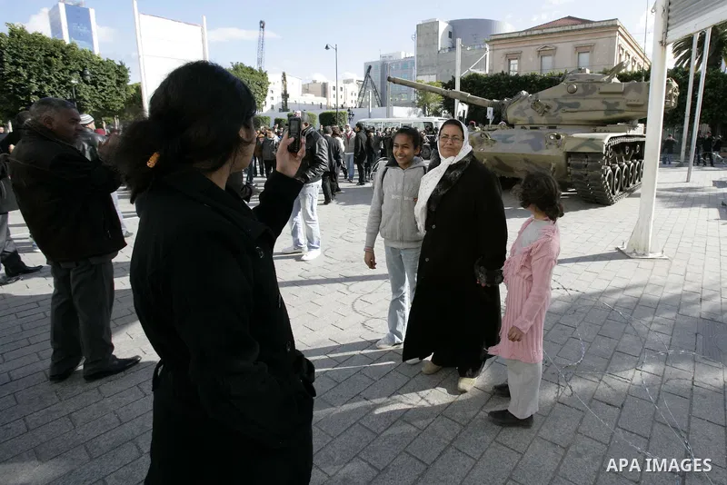 Tunisians take picture with A military tank in the streets of Tunis, Tunisia, 22 January 2011. Tunisians began a three-day national mourning period on 21 January in memory of the victims of the latest events which led to...