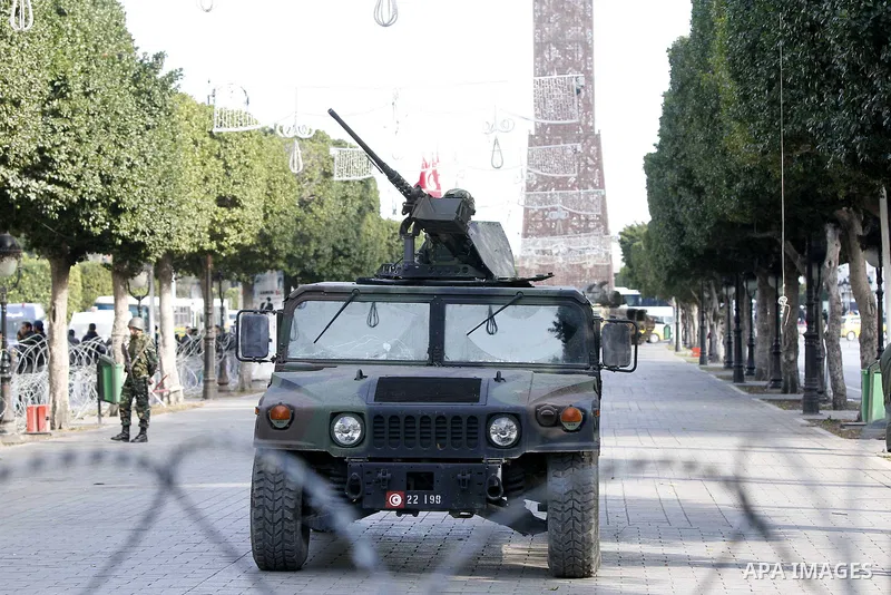 Tunisians take picture with A military tank in the streets of Tunis, Tunisia, 22 January 2011. Tunisians began a three-day national mourning period on 21 January in memory of the victims of the latest events which led to...
