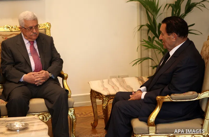 Palestinian Authority President Mahmoud Abbas (L) during his meeting with Egypt's President Hosni Mubarak (R) in Cairo, 24 January 2011. Abbas arrived in Egypt on 23 January evening to conduct a series of meetings. Pales...