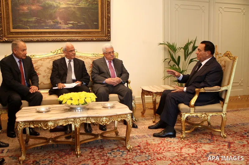 Palestinian Authority President Mahmoud Abbas (2-R), Palestinian Chief Negotiator Saeb Erekat (2-L) and Egypt's Foreign Minister Ahmed Aboul Gheit (L) during a meeting with Egypt's President Hosni Mubarak (R) in Cairo, 2...