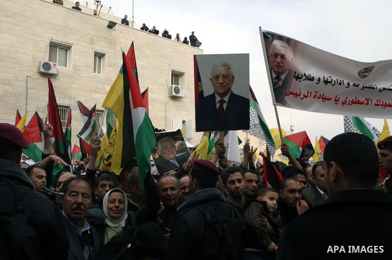 Palestinian President Mahmoud Abbas is welcomed by his supporters upon his arrival from Cairo at the West Bank city of Ramallah January 25, 2011. Abbas got a hero's welcome on Tuesday from thousands of Palestinians who d...