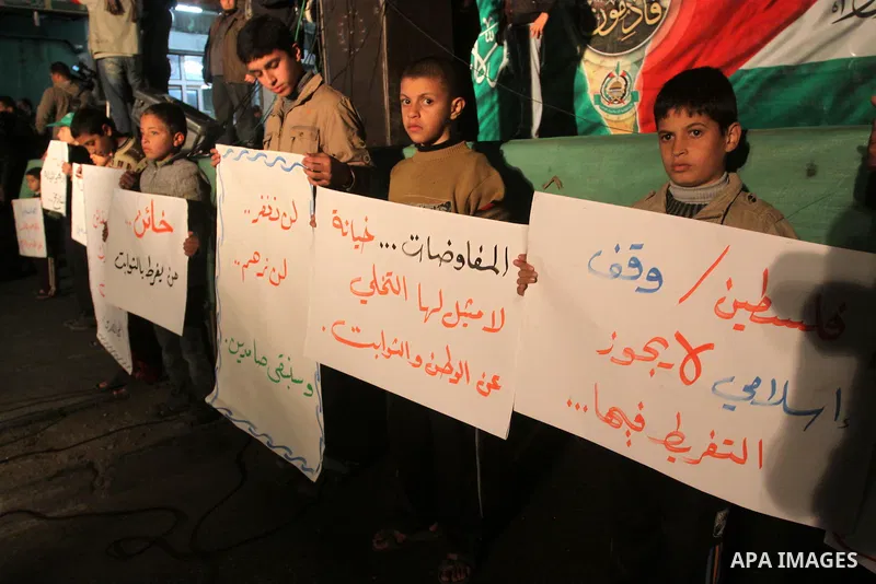 Palestinian Hamas supporters take part in a protest against the Palestinian Authority, in Gaza city on 25 January 2011. Palestinian negotiators privately agreed that only 10,000 refugees and their families, out of a tota...