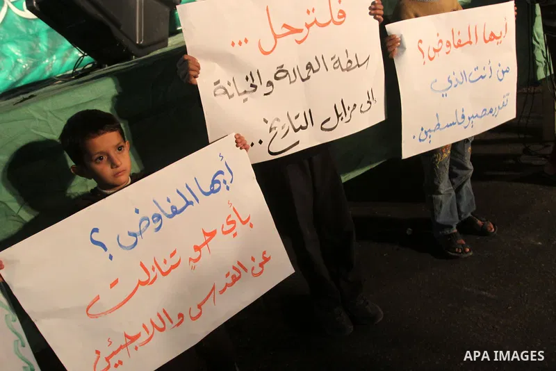 Palestinian Hamas supporters take part in a protest against the Palestinian Authority, in Gaza city on 25 January 2011. Palestinian negotiators privately agreed that only 10,000 refugees and their families, out of a tota...