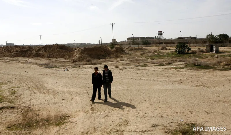 Palestinian children walk near the Egyptian border with the Gaza Strip in the city of Rafah, southern Gaza Strip on, 28 January 2011. The Egyptian authorities intensified security measures on the border with the Gaza Str...