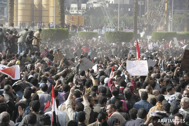 Pro and anti President Hosny Mubarak protesters clash at the Tahrir square, Cairo, Egypt, 02 February 2011. Media reports state on 02 February 2011 that clashes broke out in the main square of the Egyptian capital betwee...