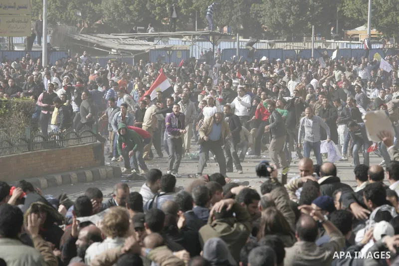 Pro and anti President Hosny Mubarak protesters clash at the Tahrir square, Cairo, Egypt, 02 February 2011. Media reports state on 02 February 2011 that clashes broke out in the main square of the Egyptian capital betwee...