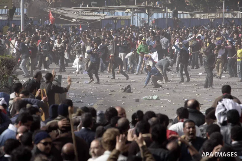 Pro and anti President Hosny Mubarak protesters clash at the Tahrir square, Cairo, Egypt, 02 February 2011. Media reports state on 02 February 2011 that clashes broke out in the main square of the Egyptian capital betwee...