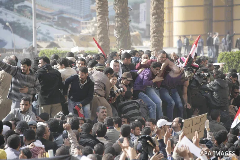 Pro and anti President Hosny Mubarak protesters clash at the Tahrir square, Cairo, Egypt, 02 February 2011. Media reports state on 02 February 2011 that clashes broke out in the main square of the Egyptian capital betwee...