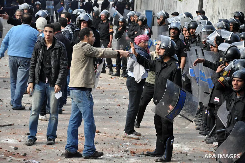 Egyptian protesters clash with anti-riot police during fresh demonstrations that erupted following Friday prayers in in Alexandria, Egypt, 28 January 2011. Violent clashes marked a 'Friday of rage' in Egypt, as anti-gove...