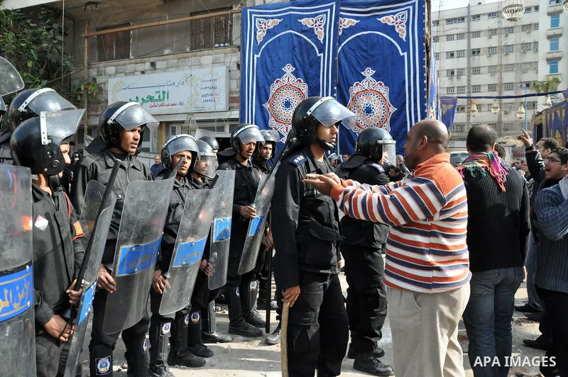 Egyptian protesters clash with anti-riot police during fresh demonstrations that erupted following Friday prayers in in Alexandria, Egypt, 28 January 2011. Violent clashes marked a 'Friday of rage' in Egypt, as anti-gove...