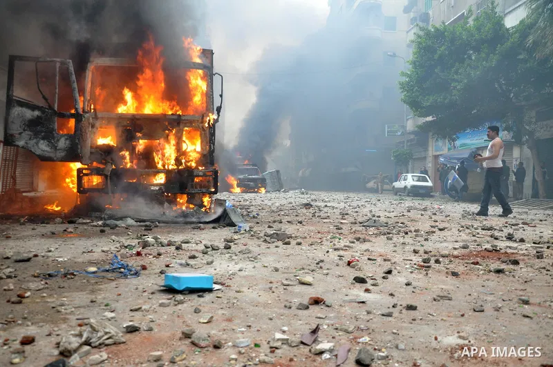 Egyptian protesters clash with anti-riot police during fresh demonstrations that erupted following Friday prayers in in Alexandria, Egypt, 28 January 2011. Violent clashes marked a 'Friday of rage' in Egypt, as anti-gove...