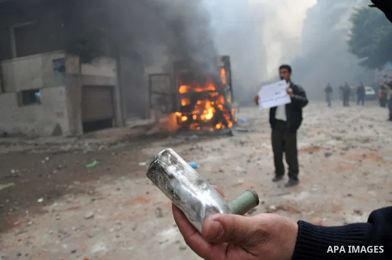 Egyptian protesters clash with anti-riot police during fresh demonstrations that erupted following Friday prayers in in Alexandria, Egypt, 28 January 2011. Violent clashes marked a 'Friday of rage' in Egypt, as anti-gove...