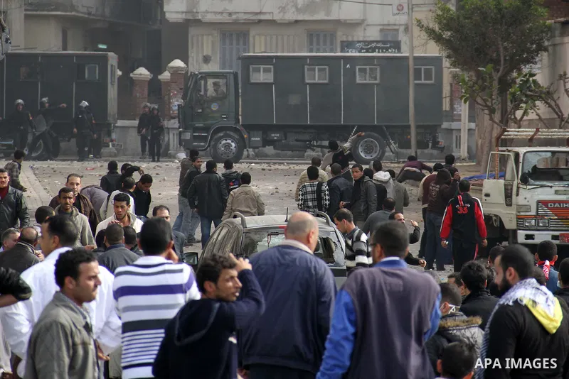 Egyptian protesters clash with anti-riot police during fresh demonstrations that erupted following Friday prayers in in Alexandria, Egypt, 28 January 2011. Violent clashes marked a 'Friday of rage' in Egypt, as anti-gove...