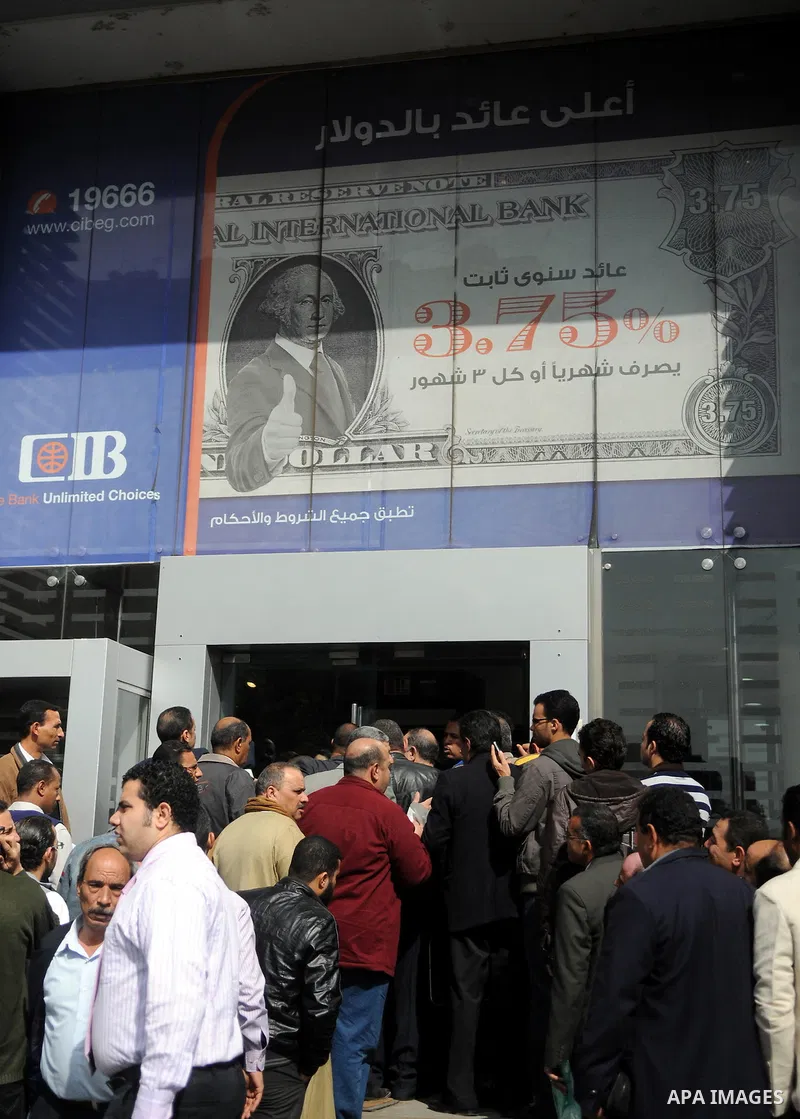 Customers queue at Egypt banks in Cairo February 6, 2011. Egypt banks to allow transfers, limit cash withdrawals . Egypt's banks open today for the first time in more than a week amid investor concern that a possible run...