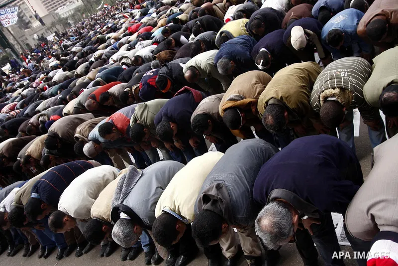 Opposition supporters prayin Tahrir Square in Cairo February 6, 2011. Demonstrators camped out in Cairo's Tahrir Square, which has become an epicentre for protest, vowed to intensify their battle to oust Egypt's Presiden...
