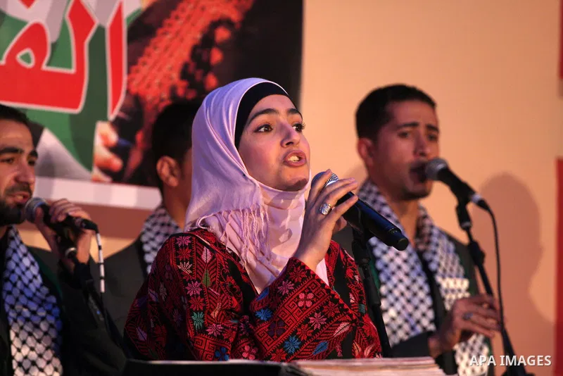 Palestinian artist Mais Shalash performs during a concert in the West Bank city of Ramallah, February 6, 2011. Photo by Issam Rimawi