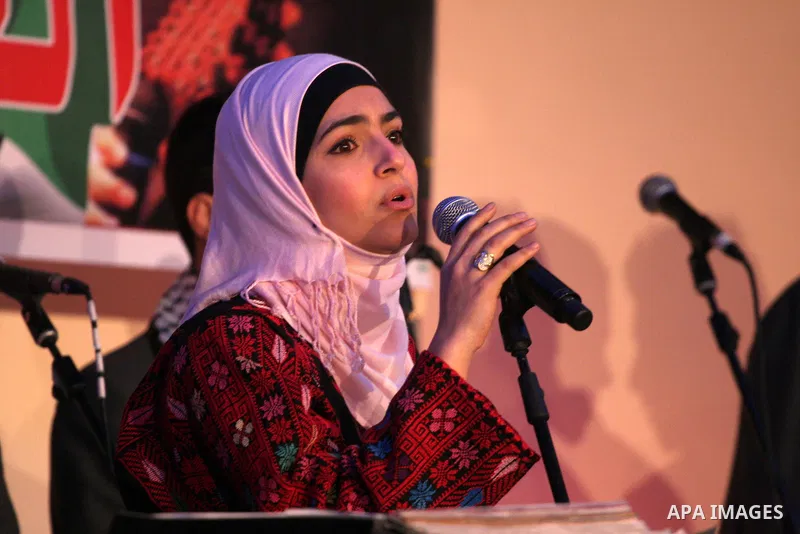 Palestinian artist Mais Shalash performs during a concert in the West Bank city of Ramallah, February 6, 2011. Photo by Issam Rimawi