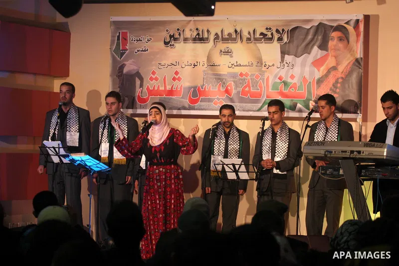 Palestinian artist Mais Shalash performs during a concert in the West Bank city of Ramallah, February 6, 2011. Photo by Issam Rimawi