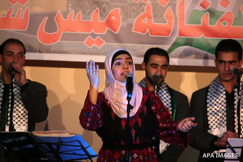 Palestinian artist Mais Shalash performs during a concert in the West Bank city of Ramallah, February 6, 2011. Photo by Issam Rimawi