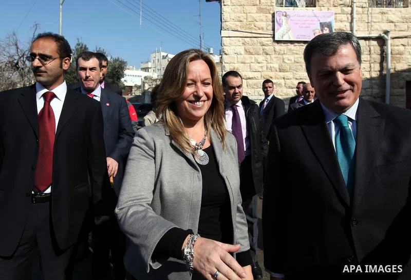 Spanish Foreign Minister Trinidad Jimenez (C) meets Palestinians during her tour of the old city market in the center of the divided West Bank city of Hebron, on 08 February 2011. Photo by Niveen Habashi Manarios