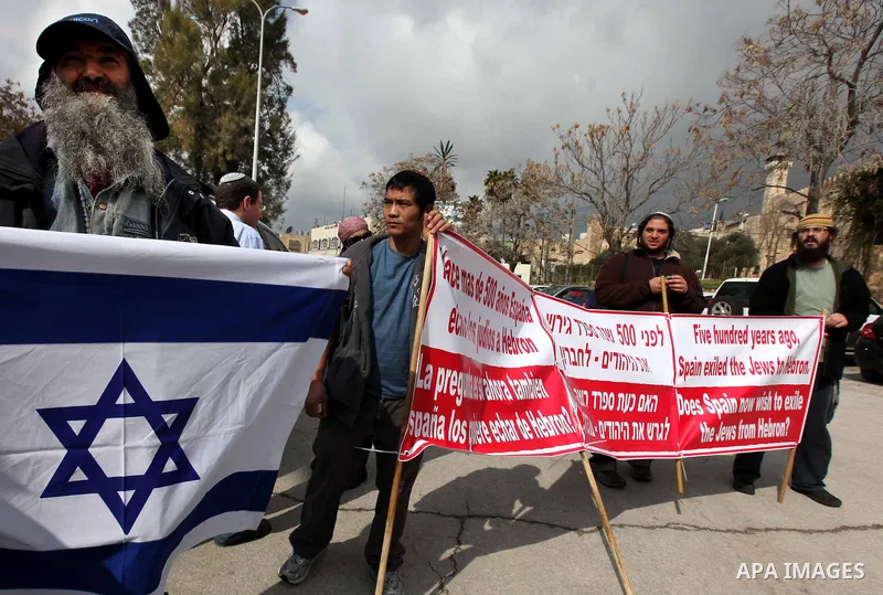 Israeli settlers from the Jewish community in Hebron demonstrate against the visit of Spanish Foreign Minister Trinidad Jimenez to the Palestinian community in the divided West Bank city of Hebron, 08 Feburary 2011. Phot...