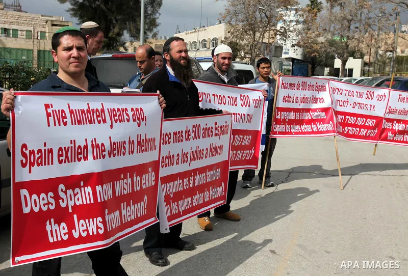 Israeli settlers from the Jewish community in Hebron demonstrate against the visit of Spanish Foreign Minister Trinidad Jimenez to the Palestinian community in the divided West Bank city of Hebron, 08 Feburary 2011. Phot...
