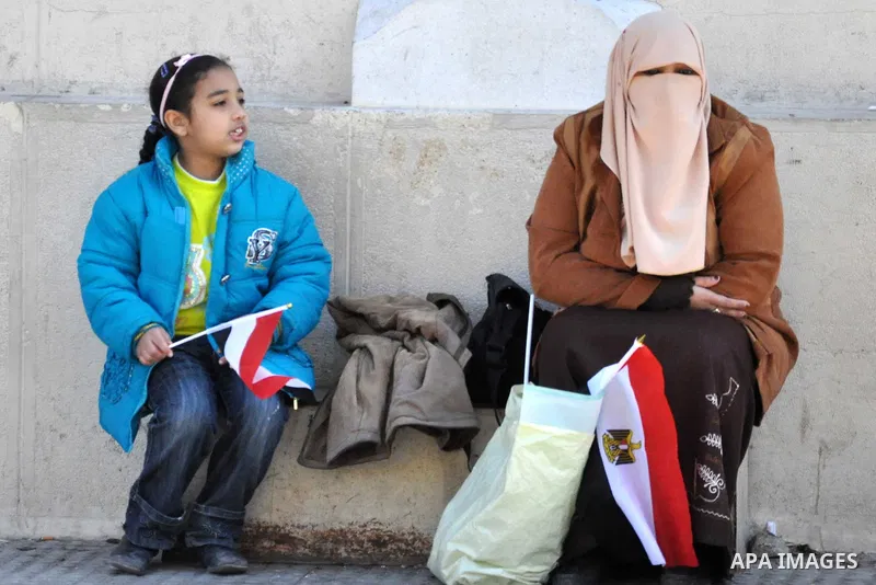 Egyptian anti government protesters gather in Alexandria, Egypt, on 08 February 2011, the 15th consecutive day of thousands of people protesting against Egypt's president Hosni Mubarak. Photo by Ahmed Ramadan