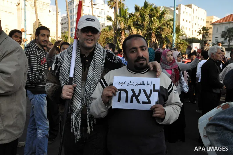 Egyptian anti government protesters gather in Alexandria, Egypt, on 08 February 2011, the 15th consecutive day of thousands of people protesting against Egypt's president Hosni Mubarak. Photo by Ahmed Ramadan