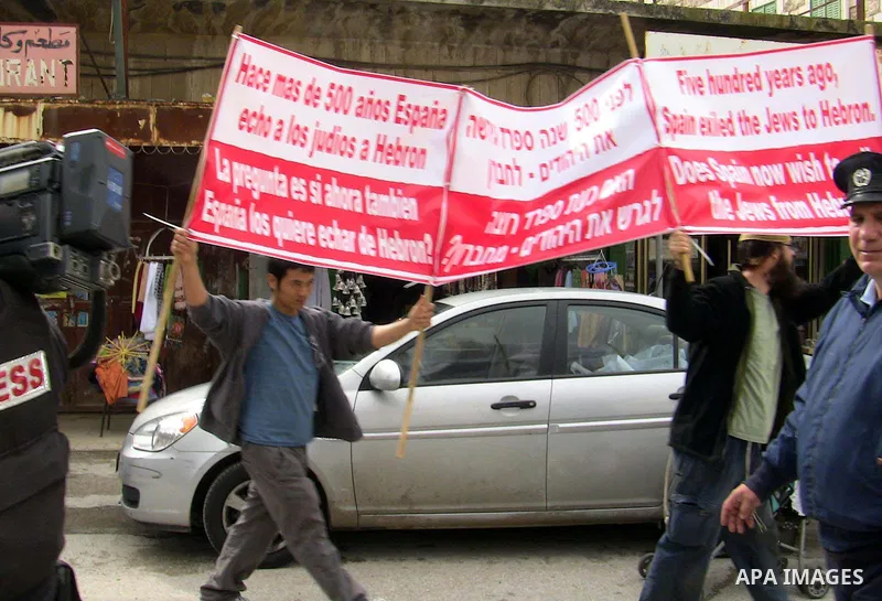 Israeli settlers from the Jewish community in Hebron demonstrate against the visit of Spanish Foreign Minister Trinidad Jimenez to the Palestinian community in the divided West Bank city of Hebron, 08 Feburary 2011. Phot...