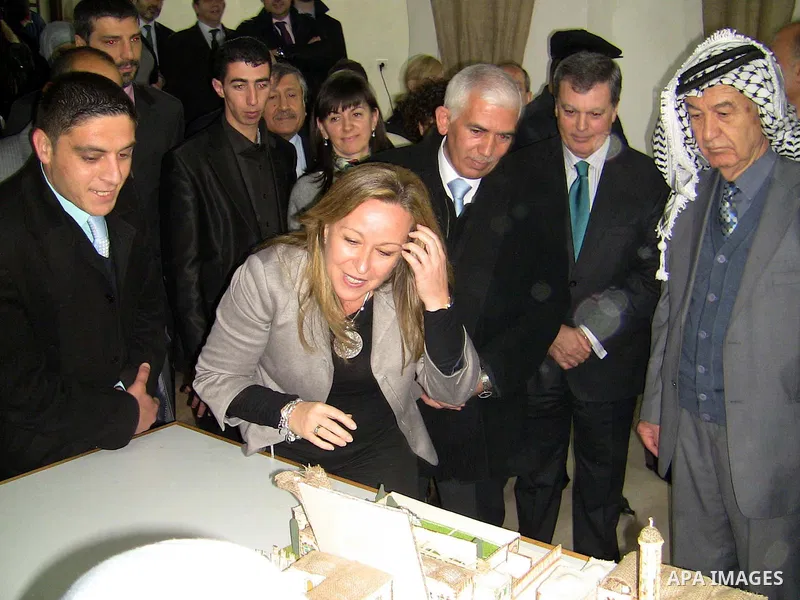 Spanish Foreign Minister Trinidad Jimenez (C) meets Palestinians during her tour of the old city market in the center of the divided West Bank city of Hebron, on 08 February 2011. Photo by Najeh Hashlamoun