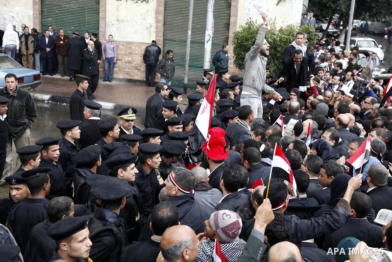 Egyptian riot police clashes with Egyptian protesters demonstrate at the gate of the presidential palace in Cairo, Egypt, Thursday, Feb. 10, 2011. Egypt's foreign minister warns of a military coup if protesters continue...