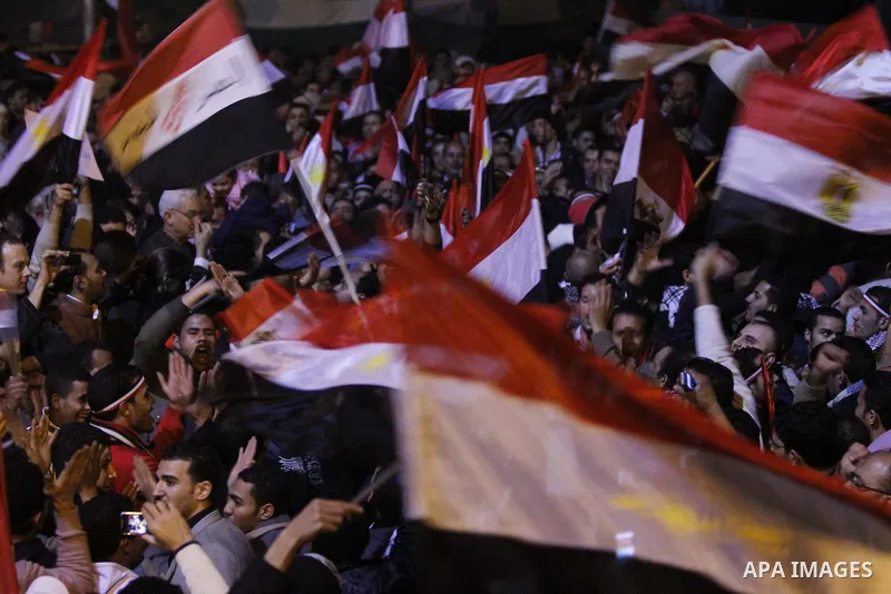 nti-government protesters watch on big screen as Egyptian President Hosni Mubarak makes a televised statement to his nation in Tahrir Square in downtown Cairo, Egypt Thursday, Feb. 10, 2011. Egyptian President Hosni Muba...