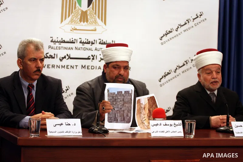 Yousuf Adaies, the head of the Supreme Council of the legitimate judical, Mohammed Hussein, the mufti of Jerusalem and Palestine and Hanna Issa, the Minister of the Endowments for Christian affairs attends a joint news c...