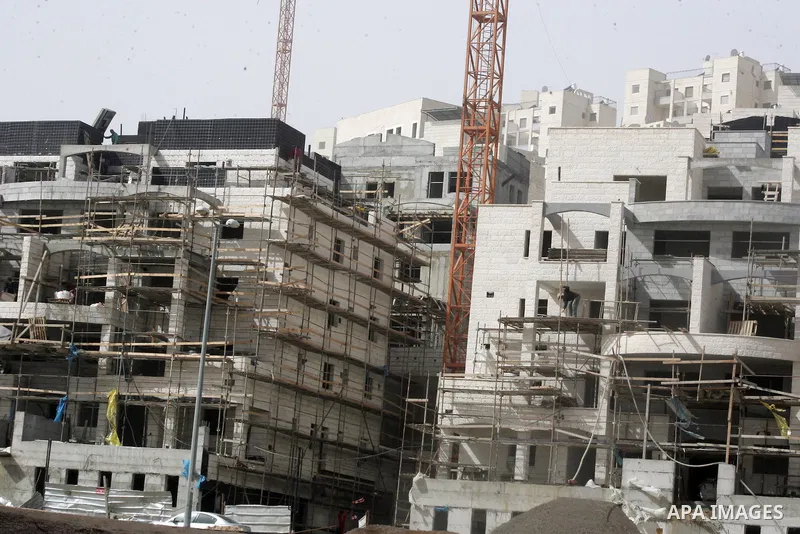 Palestinian labourers work at a construction site at the Jewish settlement in Harmoun Hanatsev in the east Jerusalem Feb. 20,2011. The United States vetoed a resolution that received 14 votes in favour from the United Na...