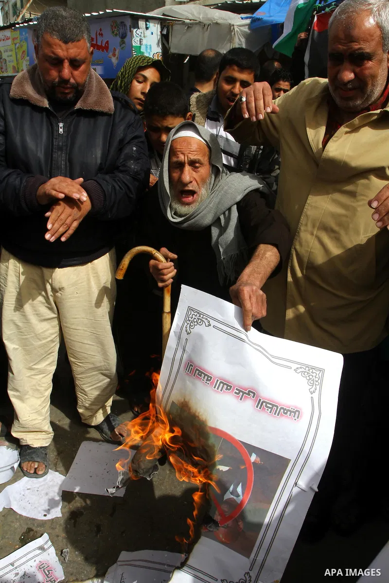 Palestinians take part in a protest to show solidarity with Libyan people, in Gaza city. Photo by Ashraf Amra