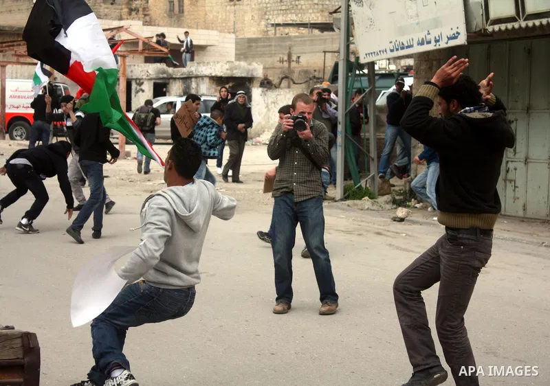 Palestinian, Israeli and foreign activists take part in a protest against the continued closure of Shuhada street to Palestinians, in the West Bank city of Hebron 25 February 2011. The activists gathered on Friday callin...
