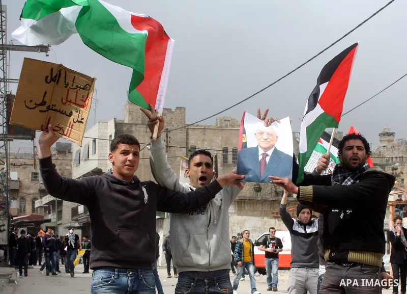 Palestinian, Israeli and foreign activists take part in a protest against the continued closure of Shuhada street to Palestinians, in the West Bank city of Hebron 25 February 2011. The activists gathered on Friday callin...