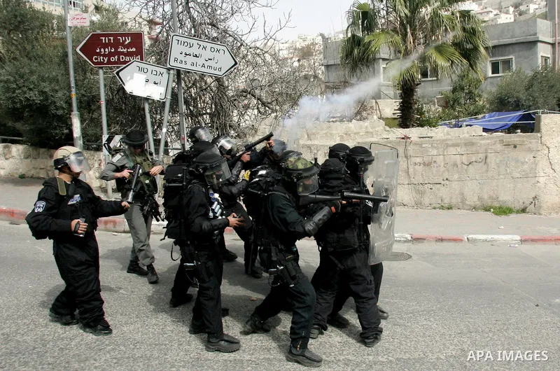 Palestinian youth throwers and Israeli forces clash in the mostly Arab east Jerusalem neighbourhood of Silwan on Feb 25, 2011. Photo by Mahfuz Abu Turk