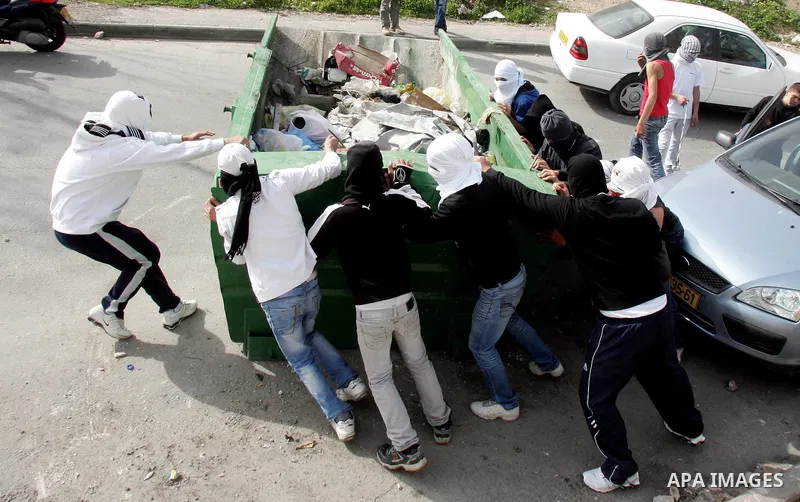 Palestinian youth throwers and Israeli forces clash in the mostly Arab east Jerusalem neighbourhood of Silwan on Feb 25, 2011. Photo by Mahfuz Abu Turk