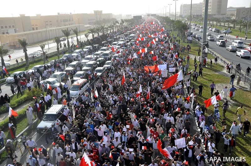 Bahraini anti-government protesters march towards Pearl Square in Manama on February 22, 2011. Tens of thousands of supporters of Bahrain's Shiite-led opposition poured into a Manama square calling for the government's d...