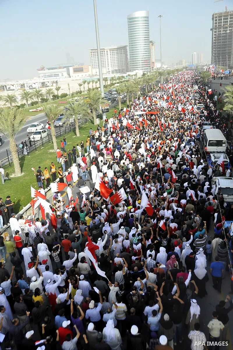 Bahraini anti-government protesters march towards Pearl Square in Manama on February 22, 2011. Tens of thousands of supporters of Bahrain's Shiite-led opposition poured into a Manama square calling for the government's d...