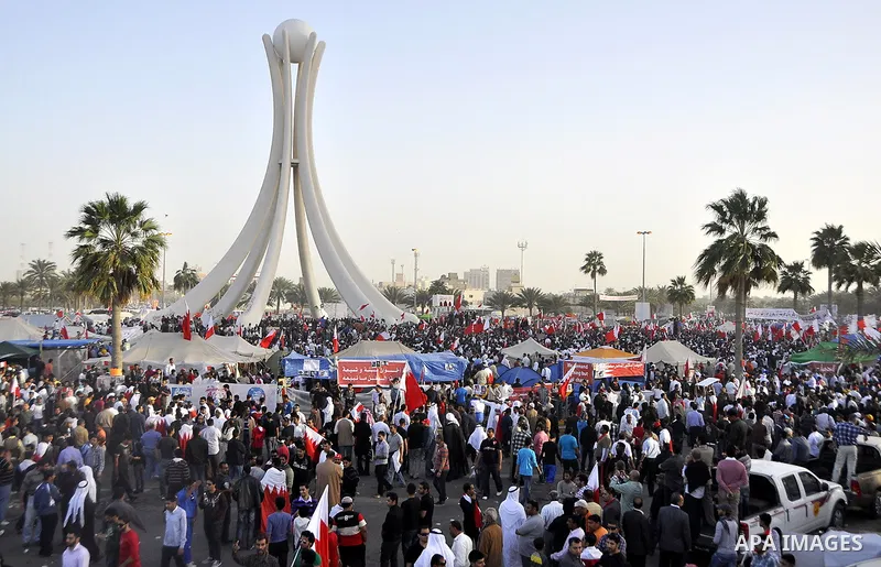 Bahraini anti-government protesters march towards Pearl Square in Manama on February 22, 2011. Tens of thousands of supporters of Bahrain's Shiite-led opposition poured into a Manama square calling for the government's d...