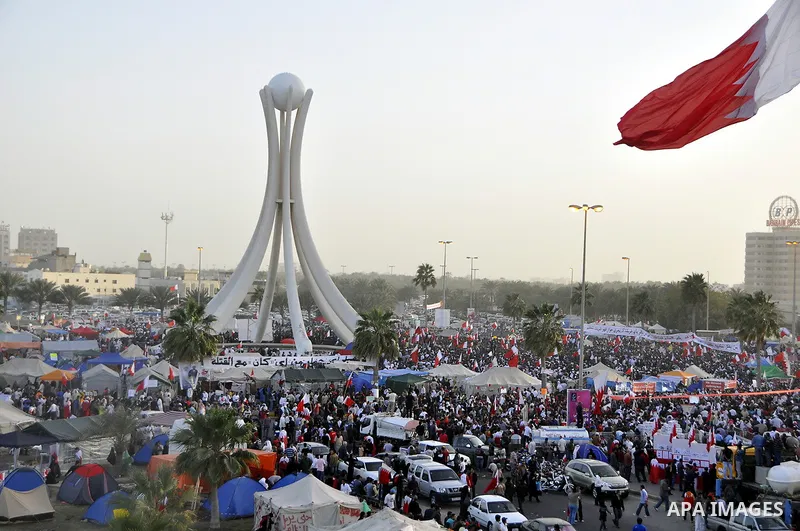 Bahraini anti-government protesters march towards Pearl Square in Manama on February 22, 2011. Tens of thousands of supporters of Bahrain's Shiite-led opposition poured into a Manama square calling for the government's d...